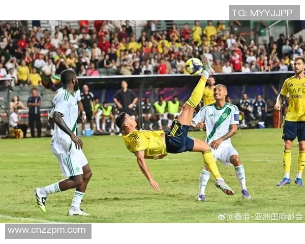 足球明星在比赛中意外受伤球迷心碎赛季前景堪忧