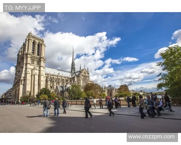 退役足球明星重聚合影展现昔日辉煌与友谊的永恒瞬间